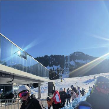 1000 Stimmen zum Skigebiet der Destination - Einheimische, die sich in den vergangenen Jahren an leere Pisten gewöhnt hatten, bemängelten in der Umfrage die leicht erhöhten Wartezeiten. FOTO: GERY MOOSMANN