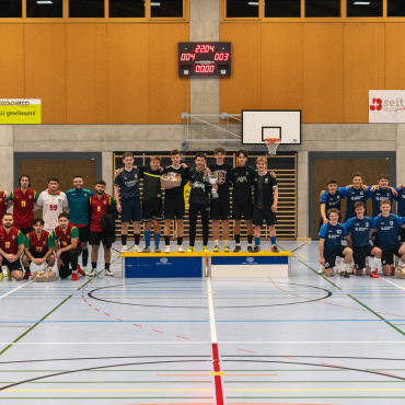Titelverteidigung und spannende Spiele beim 28. Hallenturnier - Das Podest der Herren: Rang 2 «LP», Rang 1 «Hecks» und Rang 3 «Dolores FC». (Fotos: Yara Minnig)