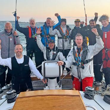 Segler vom Gstaad Yacht Club erfolgreich bei Hochseeregatta - Die Crew an Bord der «Crusade»: vorne Mitte Segelvorstand und Skipper Daniel Heine, unterstützt von Sandro Bolton (vorne links). FOTO: ZVG