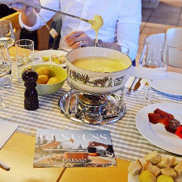 Gstaad auf Expansionskurs - Klassisch beim Fondue wurde die neue Marketingkampagne des GST präsentiert: Die Betonung liegt auf dem langsamen «Genuuss». FOTOS: ELISA OPPERMANN