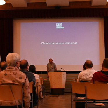 Auf der Suche nach Kompromissen - Auf der gut besuchten Informationsveranstaltungen kamen einige Vorurteile gegenüber dem Projekt SolSarine 2.0 zur Sprache. (Foto: Jenny Sterchi)