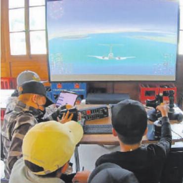 Einmal selber ein Flugzeug fliegen - Glückliche Kinder am Flugsimulator beim diesjährigen Ferienpass. Am Cockpit-Schnuppertag dürfen auch die Erwachsenen ran.