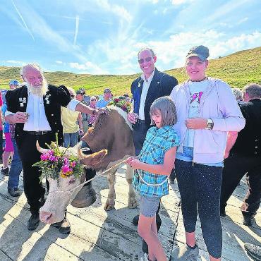 Erfolgreicher Plani-Sufsunntig 2023 - Einer der Höhepunkte: Die Meisterkuh wird auf den Tanzboden geführt. FOTO: ZVG