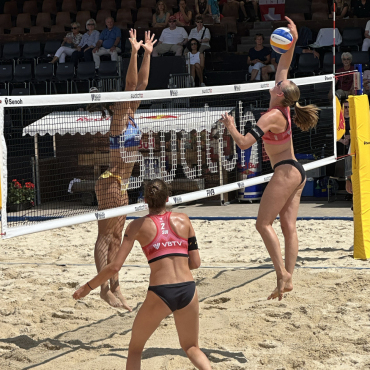 Schweizer Donnerstag am Swatch Beach Pro Gstaad - Nadine Demierre und Muriel Bossart standen zwar nur für einen Match auf dem Center Court. Doch die Atmosphäre war für beide sehr eindrücklich. (Foto: AvS)