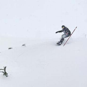 Banks und Neuschnee – das legendäre Snowboardrennen feiert Jubiläum - Am Samstag war die Sicht schlecht, doch die Teilnehmer:innen hielten sich tapfer.