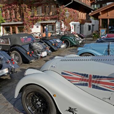 «Saanenland ist schön!» – der Morgan Club Schweiz rollt durchs Saanenland - Union Jack inklusive – die britische Herkunft ist unverkennbar.