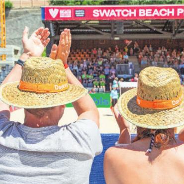 Das Swatch Beach Pro Gstaad - ein Beachvolleyballfest - Kluge Köpfe schützen sich vor der Sonne.