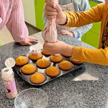 Eine kunterbunte Woche in Lauenen - Cupcakes verzieren macht Spass.