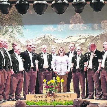 Hervorragende Uraufführung des «1.-August-Jutz», eingebettet in ein stilvolles Jodlerkonzert - Jodlerklub Lauenen – in der Mitte die Vorjodlerin Orlinda Würsten-Perreten.