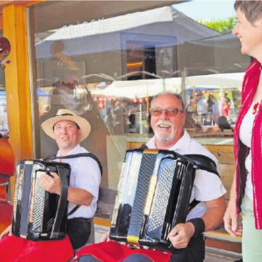 Freudige Dorffeier zu Ehren des Schweizer Geburtstages - … und Volksmusik vom Trio Saanenland (rechts Solveig Lanz).