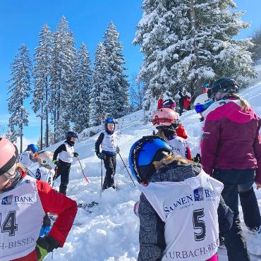 Becherrennen zum Saisonabschluss des Skiclubs Turbach-Bissen - Am Start sind alle bereit.