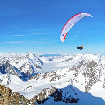 Chrigel Maurer: «Ich hänge lieber hoch oben an einem Gleitschirm...» - Chrigel Maurer über dem Finsteraarhorn.   FOTO: SEPP INNIGER