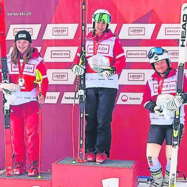 Jack Spencer holt zwei Schweizermeistertitel U18 - Sue Piller (links) und Celine Reichenbach (rechts) auf dem Podest umrahmen die Abfahrtsschnellste Laura Huber. FOTOS: ZVG