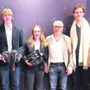 Ein Kopf-an-Kopf-Rennen beim 12. Alpina Cup - Die besten jugendlichen Eishockeyspieler:innen beider Mannschaften erhielten je ein paar Hockeyhandschuhe: v.l. Andrew Spencer (Teamleiter Mannschaft Le Rosey), Oscar Spencer, Melina Reuteler, Rolf Wenger (Captain Hockeyteam Gstaad), Christophe Gudin (Direktor Le Rosey), Nadine Friedli (General Manager The Alpina Gstaad).