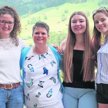 Alterswohnen STS AG und Spital STS AG: Duale Ausbildung findet vorerst ein Ende - Die drei Absolventinnen (v.l.) Michaela Maria Zimmermann, Valentina Jukic und Anouk von Grünigen mit ihrer Bildungsverantwortlichen Irene Eggenberg (Zweite v.l.). FOTO: ALTERSWOHNEN STS AG