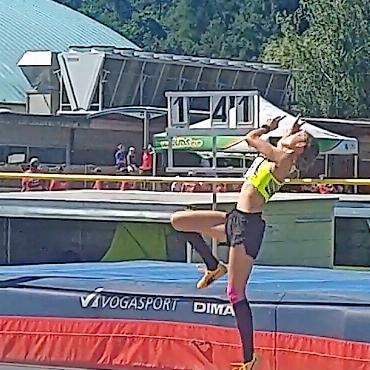 Gold und Silber an den Regionenmeisterschaften West in Düdingen - Aylin Perreten im Hochsprungwettkampf.