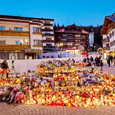Nach Crans-Montana: Wie gut ist das Saanenland vorbereitet?  - Ein Meer aus Kerzen und Blumen vor dem abgesperrten Areal in Crans-Montana, wo die Silvesternacht durch einen Grossbrand in einer Bar ein tragisches Ende fand. Medien aus aller Welt berichten über das Schicksal vieler Toter und Schwerverletzter. Unzählige Menschen trauern seit Tagen im Walliser Bergdorf. FOTO: KEYSTONE-SDA/JEAN-CHRISTOPHE BOTT
