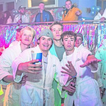 Bademäntel für einen guten Zweck - FOTO: ZVG