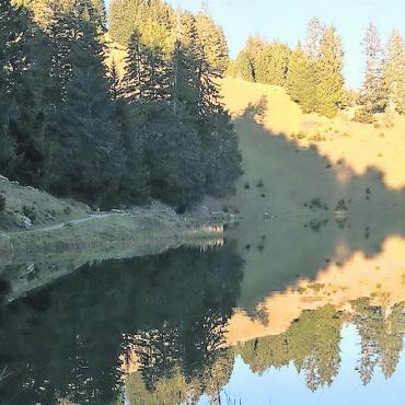 LESERBILDER - «Lac Retaud, Sonnenuntergang am 4. Oktober. Ruhe.» FOTO: HUCK SCARRY, GSTAAD