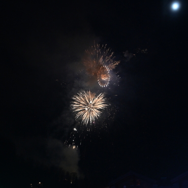 Das neue Jahr begrüsst - Mit einem Feuerwerk über Gstaad wurde das neue Jahr begrüsst. (Fotos: AvS)