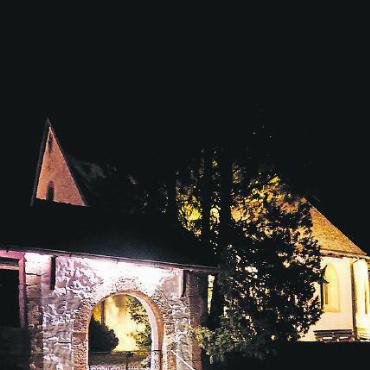 Abendkonzert in der Kirche Lauenen - Die festlich erleuchtete Kirche von Lauenen bei Nacht. FOTO: ZVG