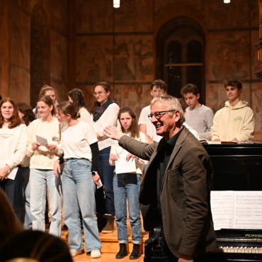 Moderne Musik sorgt für Weihnachtsstimmung - So geht Freude auf Weihnachten: Der Chor des Gymnasiums Gstaad am letzten Dienstag in der Kirche Saanen. (Foto: AvS)