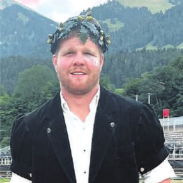 Ein Kranz für Aellen Florian - Für Aellen Florian aus Gstaad hat es geklappt mit dem Kranz am Oberländischen Schwingfest im Niedersimmental. FOTO: ZVG