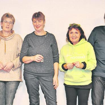 Die neuen Skikleider sind da! - Präsident Roland Haldi konnte die goldene Nadel fünf Mitgliedern persönlich übergeben. V.l. Roland Haldi, Präsident, Heidi Burri, Annekäthi Bircher, Christine Schopfer, Madeleine Frautschi und Thomas Frautschi.