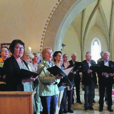 «Auf diesen Felsen will ich meine Kirche bauen» - Mit ihren starken Stimmen bereicherten die Mitglieder des Kirchenchors «Heilig Geist» Hünenberg aus dem Kanton Zug, den Gottesdienst. Seit ihrem Auftritt anlässlich einer Chorreise 2019 pflegen dieser Chor und die Kirchgemeinde Lauenen eine besondere Beziehung.