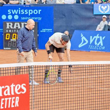 Die unsichtbaren Helden hinter den weissen Linien - Die häufigste Frage: War der Ball nun innerhalb des Spielfeldes oder im Aus?