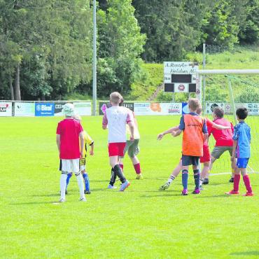 Weltmeisterliche Gefühle beim Saisonabschluss des FC Sarina - Rechtes Foto: Spiel bei bestem Wetter auf perfekt präpariertem Schützenboden.