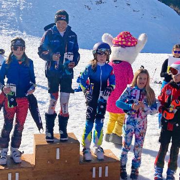 Erfolgreicher 1. Saanen-Cup am Eggli - Die Podestfahrerinnen der Kategorie Mädchen 2014: (v.l.) Nora Schürch, Sofie Weiss und Lisa Testa.
