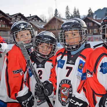 An alle Mädchen und Knaben: ab in die Hockeyschule! - Wichtigstes Ziel der Hockeyschule: mit viel Spass begeistern! FOTO: ANJA MOOSMANN