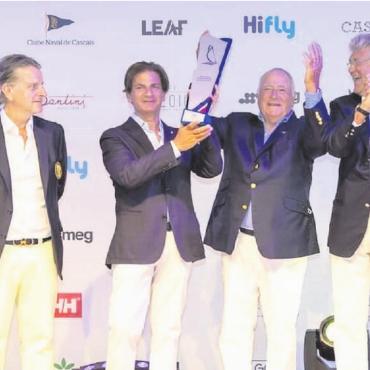 Gstaad-Yacht-Club-Nachwuchs international unter den Top 20 - Siegerehrung mit (von links) CNC-Präsident Gonçalo Esteves, Paulo Mirpuri, früherer CNC-Kommodore, Patrick Monteiro de Barros und GYC-Kommodore Manrico Iachia. FOTO: CNC CASCAIS & KUIS FRAGUAS