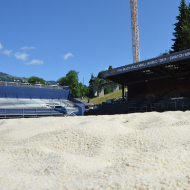 Beachvolleyball liegt wieder in der Gstaader Luft - Die Tribünen sind noch leer, aber der von der Sonne gewärmte Sand riecht schon ein bisschen nach Swatch Beach Pro Gstaad.    (Foto: Jenny Sterchi)