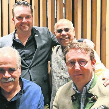 Charmant: The Mansard Gstaad - Die Eigentümer Rahul Bhatia (vorne links), Michel Wichman (vorne rechts) und Dipak Rastogi (hinten rechts) wünschen sich einen lebhaften Hotelbetrieb mit Martin Bieri (hinten links) als Manager. Das Unternehmen, in dem sich die Investoren zusammengefunden haben, heisst InterGlobe Entreprises Gstaad AG.