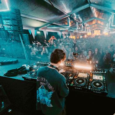 Beats über dem Saanenland: Caprices Festival auf dem Eggli - Blick vom DJ-Pult auf die begeisterten Festivalbesucher.
