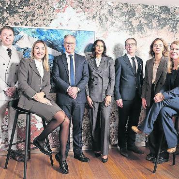 Wir sind für Sie da! - Team Credit Suisse Gstaad (von links): Gian Zurbrügg, Viktoriya Zarichenko Gabriel, Hans Baumgartner, Karin Vincent, Tobias Müller, Yael Moser und Cornelia Oberli. FOTO: ZVG