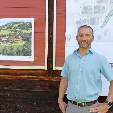 Projekt Alpenblick: bereit für die Baueingabe - Herzensprojekt Alpenblick: Stolz und gerührt präsentierte Stiftungsratspräsident Nathanael Perreten die Pläne für die Wohnhäuser und die Freizeitoase, die nun zur Baueingabe vorliegen. FOTOS: SONJA WOLF