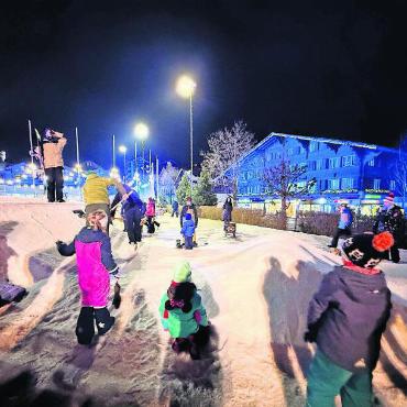 «Und... Action!» – «SRF bi de Lüt» sendete live aus Gstaad - Jeunesse Saanenland baute auf dem Eisbahnareal einen Pumptrack für Snowboarder und Skifahrer auf – begehrt von talentierten Freestylern und den kleinsten Zuschauenden.
