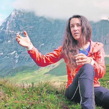 «Man findet wieder zurück ins Leben» - Eine Szene aus dem Film: Carla Jaggi berichtet vor der Eiger Nordwand über ihr Verhältnis zum Berg nach dem Verlust ihres Partners. FOTOS: CINEWORX