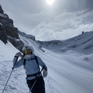 Im C-Kader angekommen: Céline Reichenbach startet durch - Eine grosse Leidenschaft: mit ihrem Vater auf dem Glacier 3000 freeriden. FOTO: ZVG