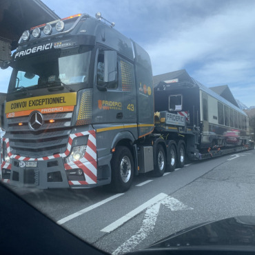 Warum Eisenbahnwaggons die Strasse blockieren - Ab Anfang November bis kommenden März sollen noch sechs MOB-Waggons des GoldenPass Express über die Strasse nach Zweisimmen rollen. (Foto: AvS)