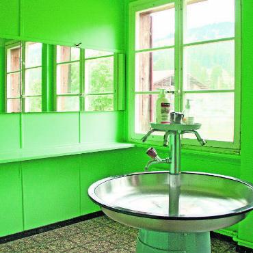 Einmal für die Kinder, immer für die Kinder - Nostalgischer Charme: In den Nasszellen herrscht bis heute der Oldschool-Schick der späten 1930er-Jahre.
