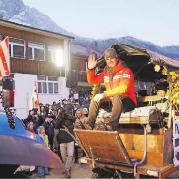 Jahresrückblick 2025 – Sport: Erfolge, die über das Saanenland hinausreichen - Rund 2000 Fans empfingen den frisch gebackenen Doppelweltmeister Franjo von Allmen in Boltigen. FOTO: SIMMENTAL ZEITUNG