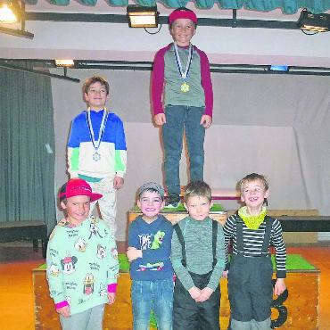 Wetterfeste Grunder beenden die Rennsaison am Wasserngrat - Mini-JO Knaben: glückliche Gesichter mit Sieger Mika, dem zweitplatzierten Milo und Co. (es fehlt der drittplatzierte Fynn).