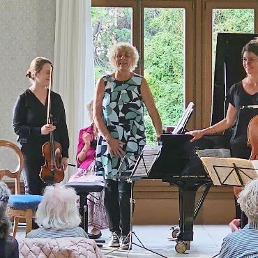 Ein herausragender Pianist und Lehrer - Der Schlussapplaus des Abends galt dem zuletzt aufgetretenen Trio Annina Demenga (Klavier), Anna Srodecka (Violine) und Mirjana Reinhard (Cello), das Antonín Dvorˇáks Klaviertrio op. 90 aufführte. FOTO: MARTIN NATTERER