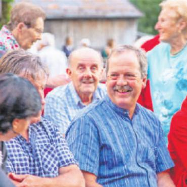 Über die Vorbereitungen eines Festredners - Links: Auch der Saaner Gemeindepräsident Toni von Grünigen wohnte den Festivitäten bei.