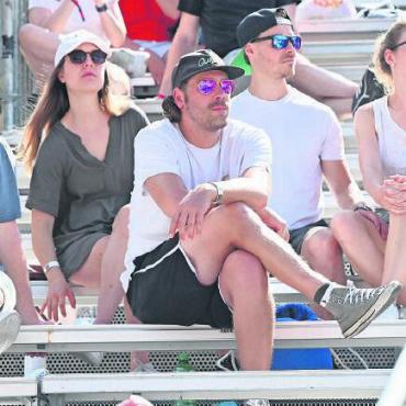 Sommer, Sonne, Stimmung: Swatch Beach Pro Gstaad 2023 - Der Relaxte: Tiefenentspannt hat er seinen Platz auf der Tribüne sicher. Gefühlsausbrüche sind nur selten zu erwarten.