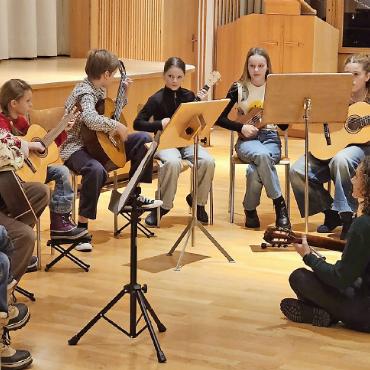 Schülerkonzerte der MSSO - Die Gitarrenklasse von Maria Criscione musiziert an ihrem Schülerkonzert. FOTO: VÉRONIQUE GYGER